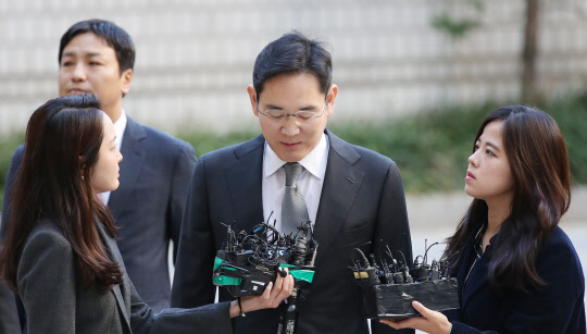 박근혜 전 대통령과 '비선실세' 최순실 씨 측에 뇌물을 준 혐의 등으로 기소된 이재용 삼성전자 부회장이 25일 오전 서울 서초구 서울고등법원에서 열린 파기환송심 첫 공판에 출석하며 취재진 질문에 답하고 있다. <연합뉴스>